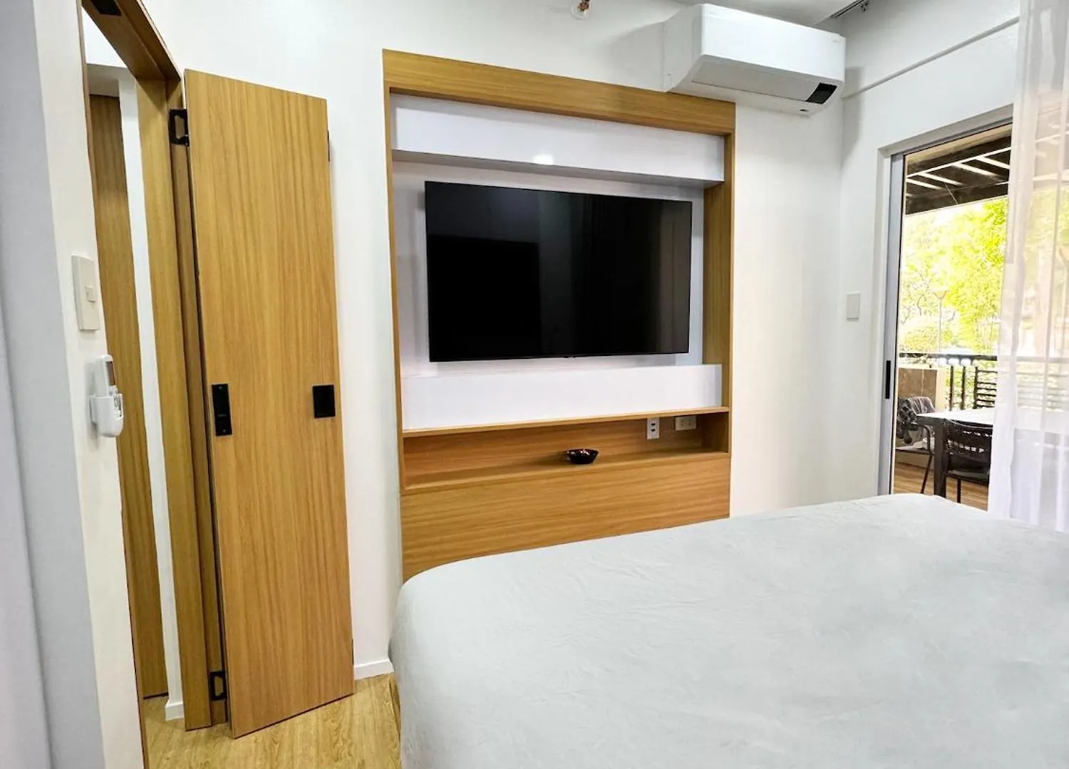 Stylish Staycation Near Bgc W/ Home Cinema Manila Apartment
