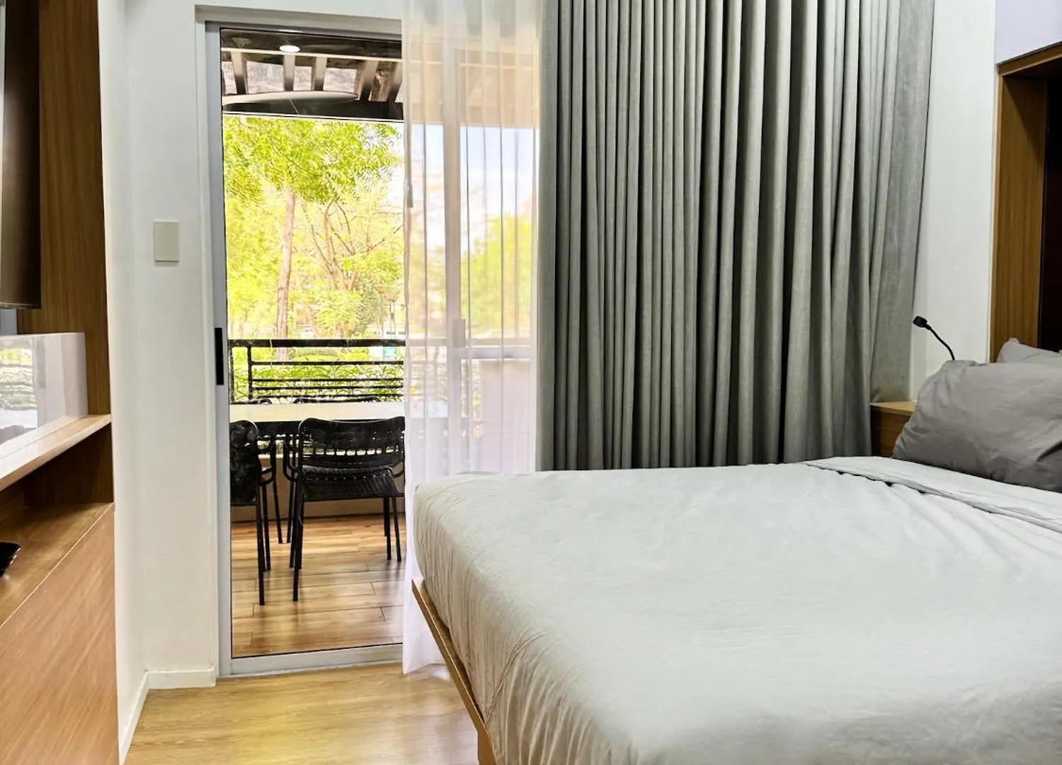 Stylish Staycation Near Bgc W/ Home Cinema Manila Apartment