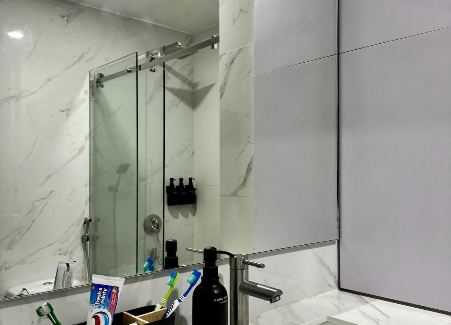 Stylish Staycation Near Bgc W/ Home Cinema Manila Apartment
