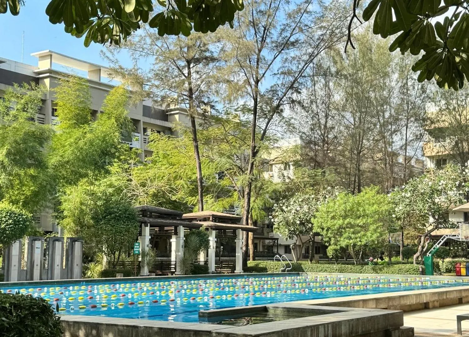 Stylish Staycation Near Bgc W/ Home Cinema Manila Apartment